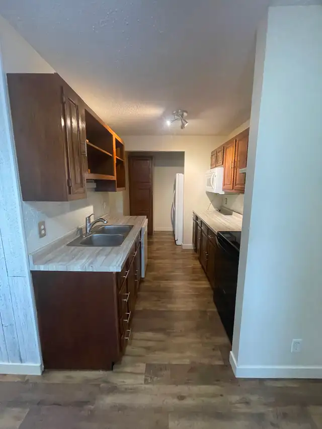 2 Bed   Den, 1,5 bath, 2 parking stalls pet friendly apartment