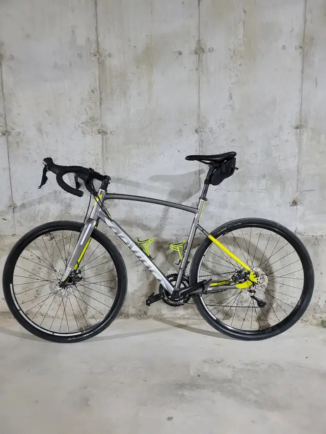 Velo Gravel ALU. 10 vitesses grandeur L/Xl comme neuf 1100$