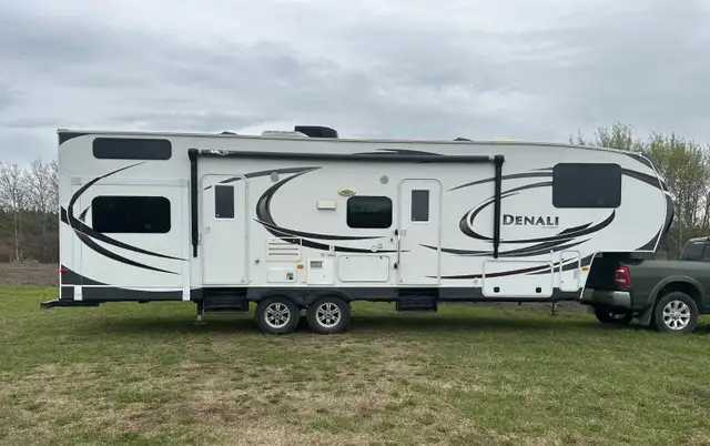 2014 Dutchmen Denali 324LBS 36 ft Fifth Wheel Trailer