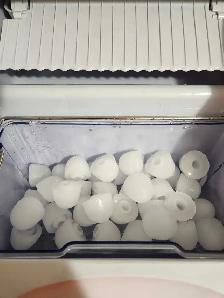 LARGE ICE MAKER MAKES 3 SIZES 33 POUNDS A DAY - Photo 4