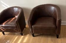 2 fauteuils en similicuir bruns