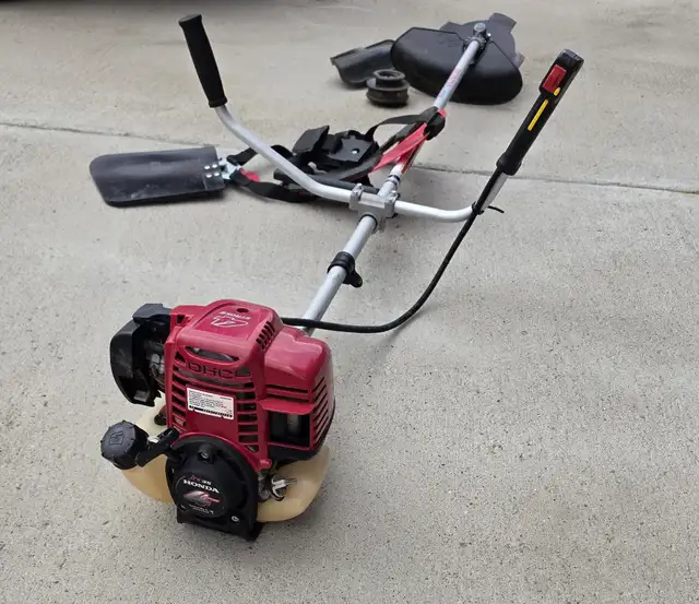 FOR SALE: HONDA BUSH CUTTER  / WEED WACKER
