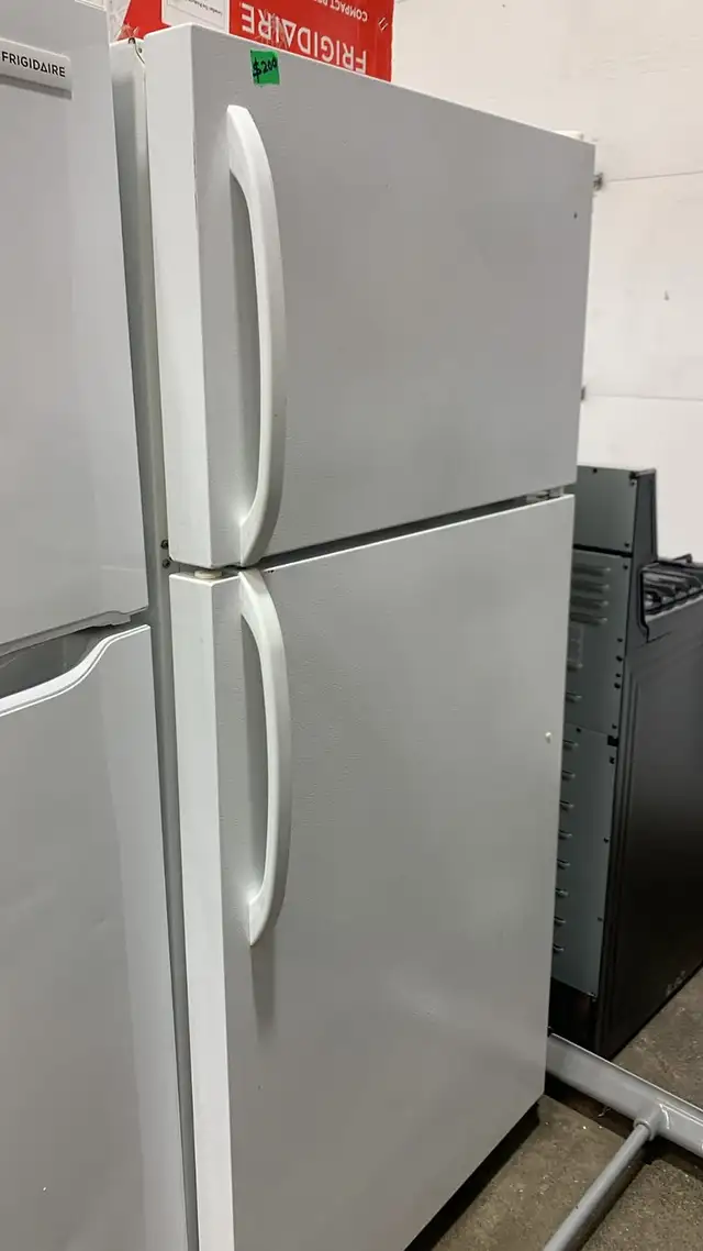 Fridge - 30 Electrolux 18 Cu Ft - Top Freezer - White - Used