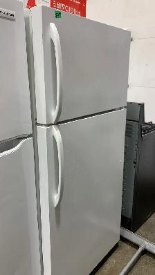 Fridge - 30 Electrolux 18 Cu Ft - Top Freezer - White - Used