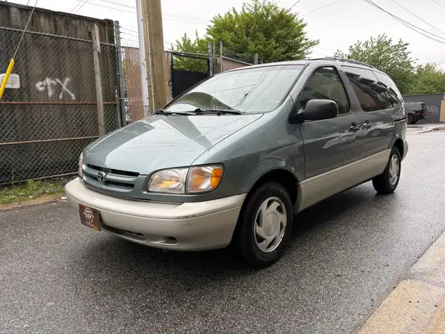 1998 Toyota Sienna LE 3dr Mini-Van