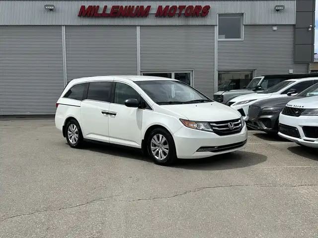 2015 Honda Odyssey SE / BACK UP CAMERA / 8- PASSENGER