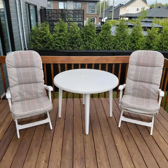 2 chaises de patio pliantes en PVC, 2 coussins & table