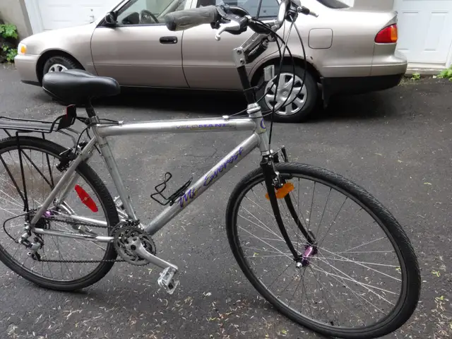 VÉLO HYBRIDE. VÉLOMANE, TOUTE ALUMINIUM. 21 VITESSES.