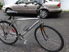 VÉLO HYBRIDE. VÉLOMANE, TOUTE ALUMINIUM. 21 VITESSES.