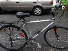 VÉLO HYBRIDE. VÉLOMANE, TOUTE ALUMINIUM. 21 VITESSES. - Photo 2