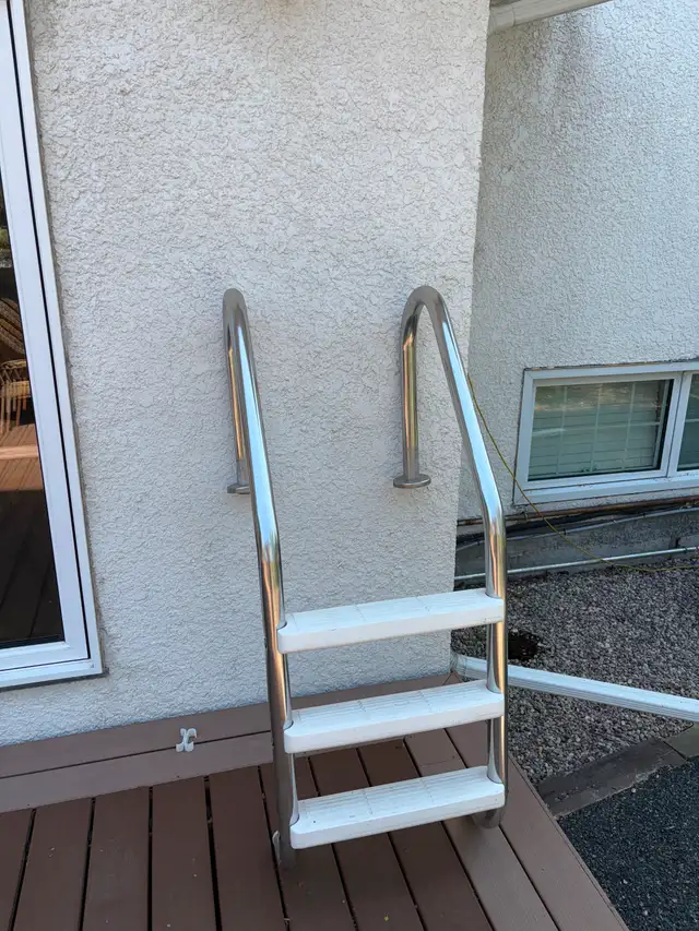 Pool ladder