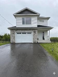 Spacious 3BR Upper Unit, 1.5 Garage, 4-Car Driveway, Deck - Photo 17