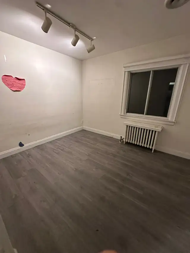ROOM FOR RENT MIDTOWN TORONTO AVAILABLE JUNE 1