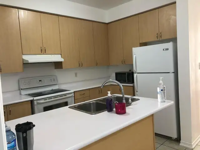 First floor room in sharing for rent, steps to Seneca@york $600.