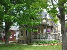TREE FORT LIVING – Private, Cozy, Squeaky Clean Loft Suite!