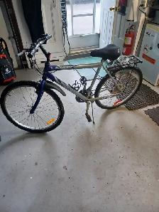 26'' multi speed bicycle, w/ kickstand and lock - Photo 2