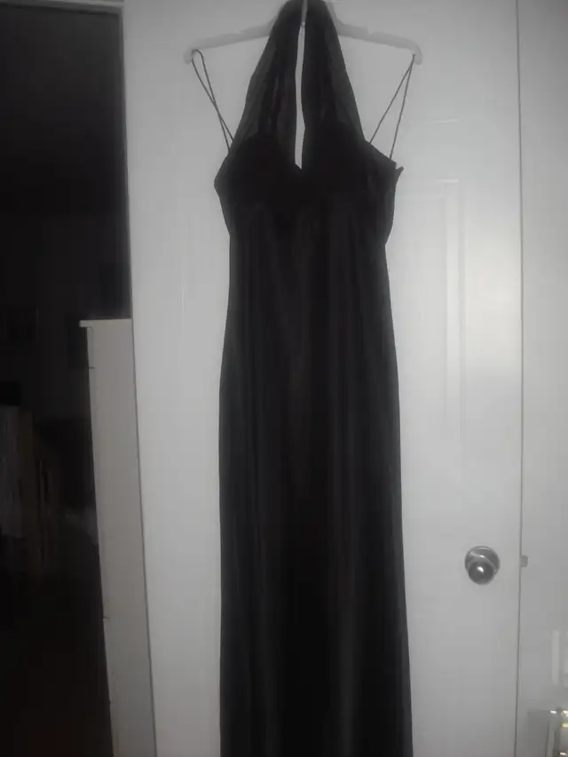 Très belle robe de bal noire, neuve, en polyester, grandeur 14