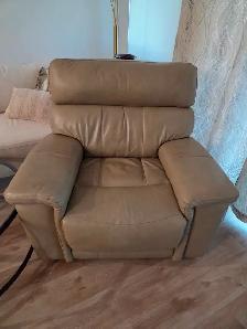 2 Electric Leather Recliners - Photo 3