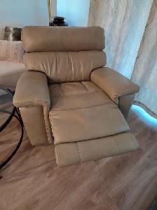 2 Electric Leather Recliners - Photo 4