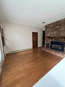 Unfurnished, 3 bed, 2.5 bath Top Floor Suite in House - Photo 7