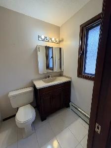 Unfurnished, 3 bed, 2.5 bath Top Floor Suite in House - Photo 10