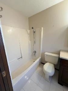 Unfurnished, 3 bed, 2.5 bath Top Floor Suite in House - Photo 11