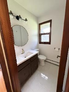 Unfurnished, 3 bed, 2.5 bath Top Floor Suite in House - Photo 12