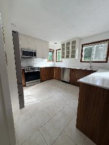 Unfurnished, 3 bed, 2.5 bath Top Floor Suite in House - Photo 14