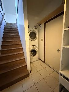 Unfurnished, 3 bed, 2.5 bath Top Floor Suite in House - Photo 16