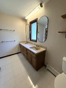 Unfurnished, 3 bed, 2.5 bath Top Floor Suite in House - Photo 20