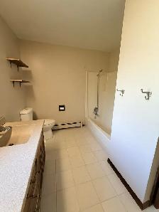 Unfurnished, 3 bed, 2.5 bath Top Floor Suite in House - Photo 21