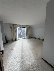 Unfurnished, 3 bed, 2.5 bath Top Floor Suite in House - Photo 22