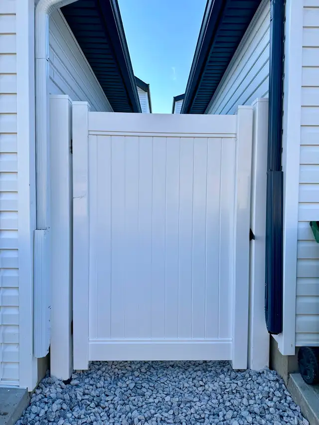 White Vinyl Fence – Edmonton