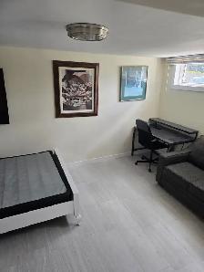 LARGE CLEAN ROOM FOR RENT - Photo 4