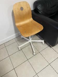 Beautiful Leather Love Seat & Free Delivery - Photo 4
