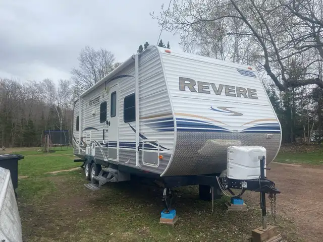 2010 Shasta Revere 29' Camper Trailer Bunks