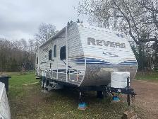 2010 Shasta Revere 29' Camper Trailer Bunks
