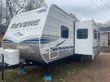 2010 Shasta Revere 29' Camper Trailer Bunks - Photo 2