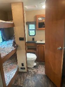 2010 Shasta Revere 29' Camper Trailer Bunks - Photo 8