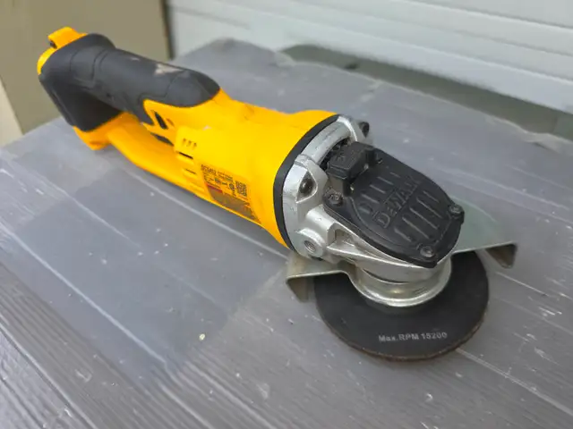 DEWALT 20V MAX Lithium-Ion Cordless 4-1/2'-5' Hand Held Grinder