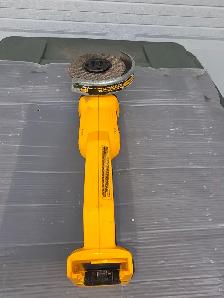 DEWALT 20V MAX Lithium-Ion Cordless 4-1/2'-5' Hand Held Grinder - Photo 3