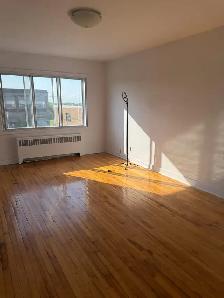 ✨ BEAUTIFUL & SPACIOUS 3.5 APARTMENT AVAILABLE- PRIME MONTREAL - Photo 4