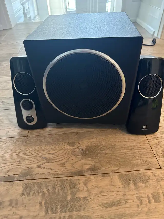 logitechlogitech z523 speakers with sub woofer  good condition