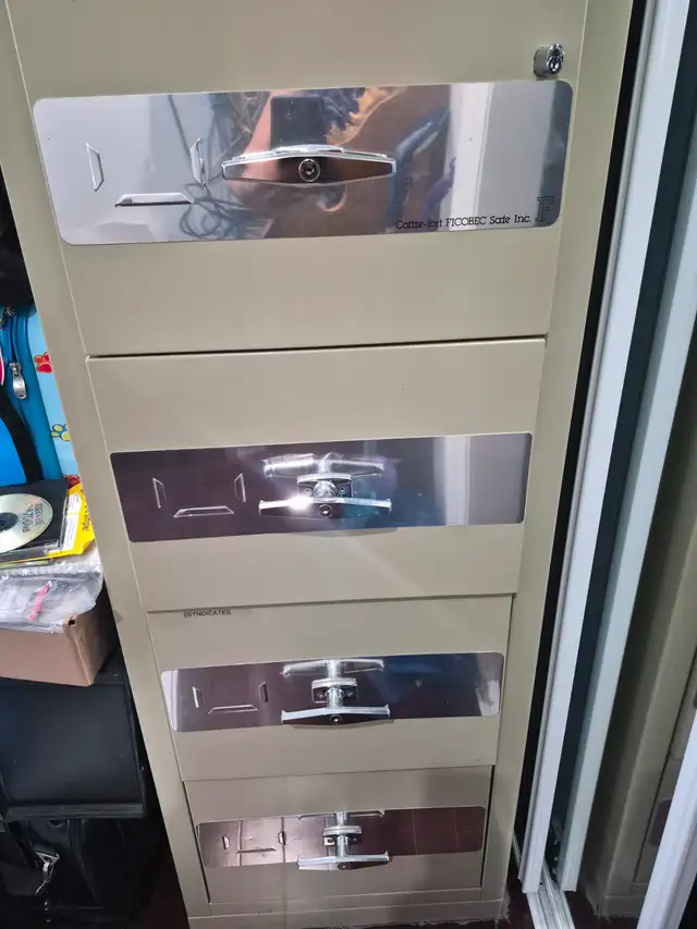 Free 4 drawer fire proof safe with keys