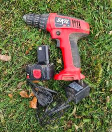 Battery Drills and Flashlight - Photo 4