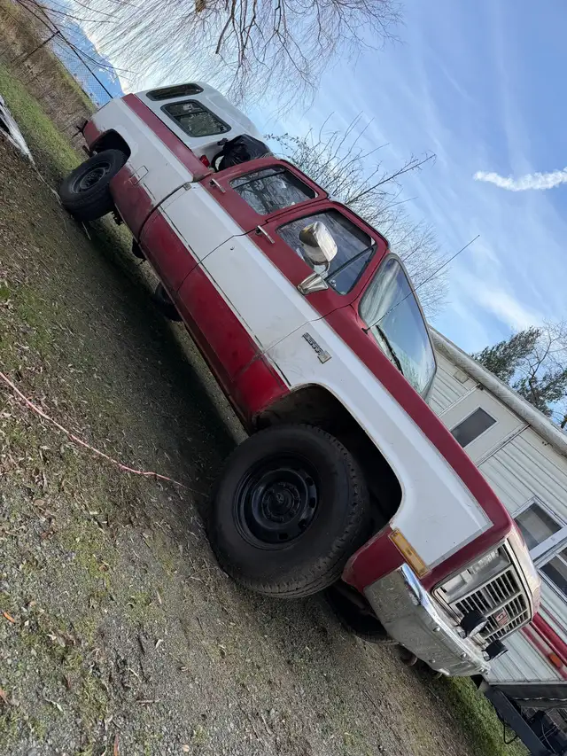 1986 Chevy/gmc 1ton 3 3 , 2 complete trucks