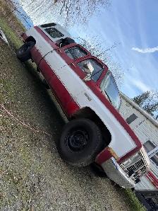 1986 Chevy/gmc 1ton 3 3 , 2 complete trucks