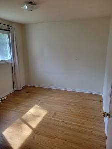 Master Bedroom for Rent - Photo 2