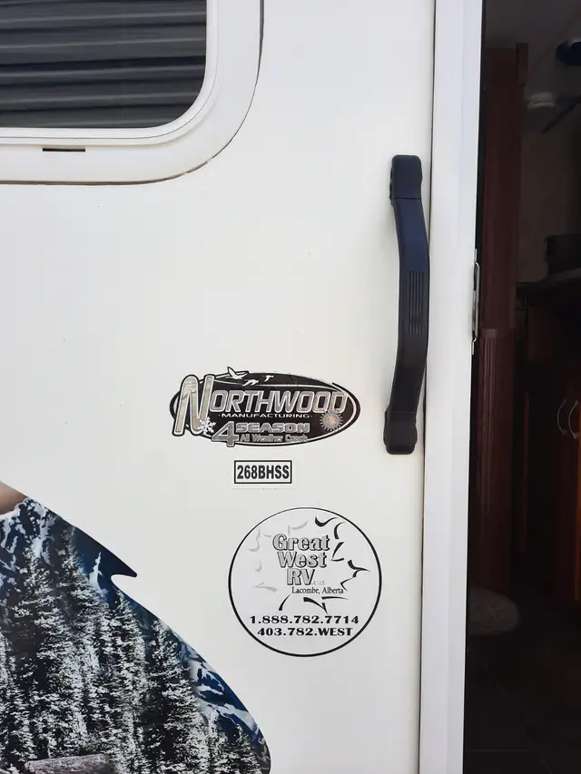 2011 NORTHWOOD SNOWRIVER TRAVEL TRAILER 26 FT