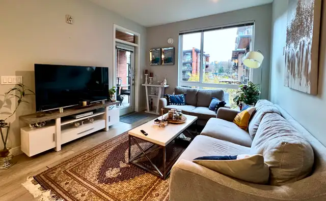2 bed / 1 Bath Condo with a Den